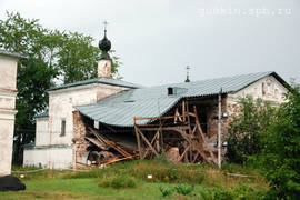 Morozovitsa. Troitse-Gledensky Monastery. The сhurch of Theotokos of Tikhvin (1720–1740) with the refectory (partly ruined).