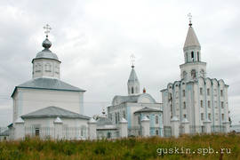 Koryazhemsky Nikolaevsky Monastery. The сhurch of  of the Holy Mandylion (1746) and the сhurch of the Saint Longin of Koryazhma with the belfry (1907–1912).