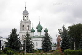 Poshekhonye. The cathedral of the Life-giving Trinity and the monument to Lenin (end of 1980th).